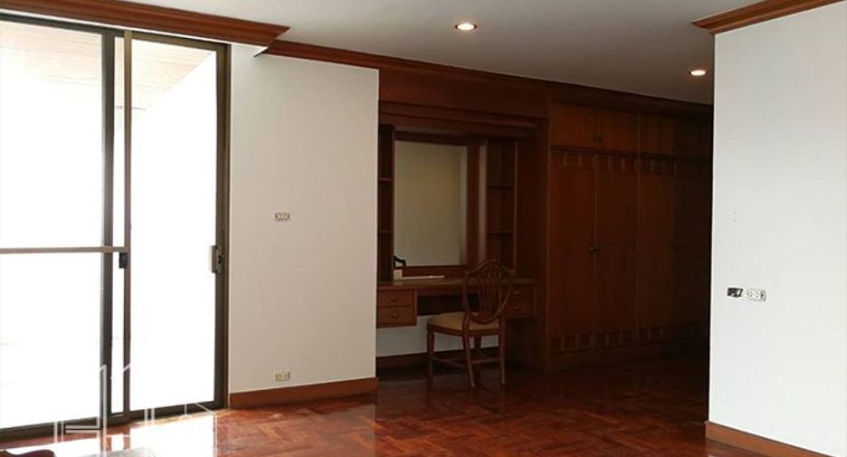 For rent 3 bedrooms apartment in Khlong Toei, Bangkok
