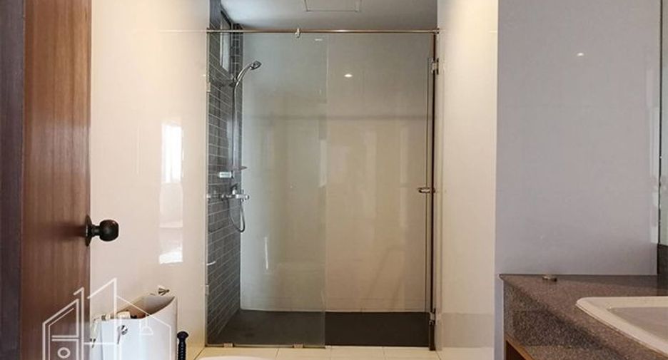 For rent 3 bedrooms apartment in Khlong Toei, Bangkok