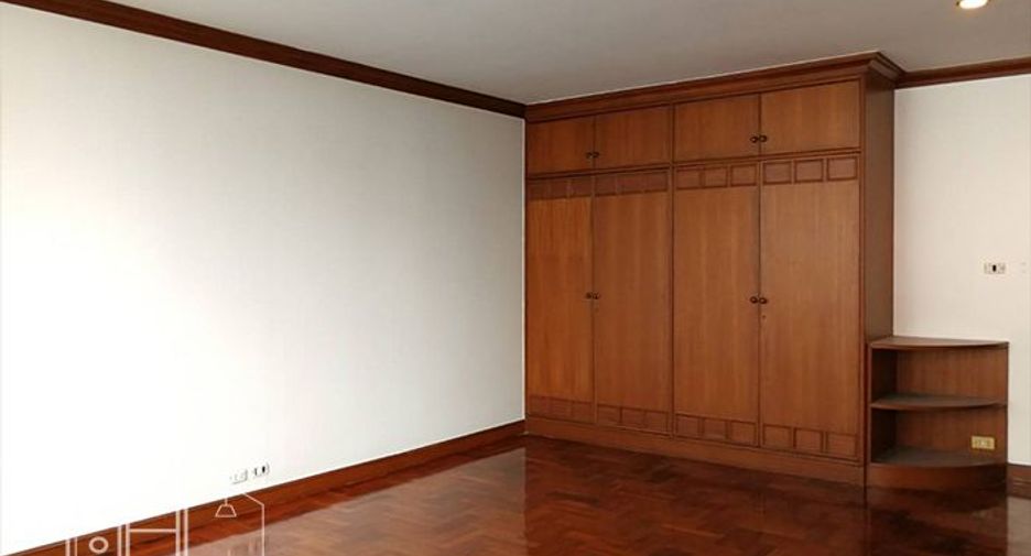 For rent 3 bedrooms apartment in Khlong Toei, Bangkok