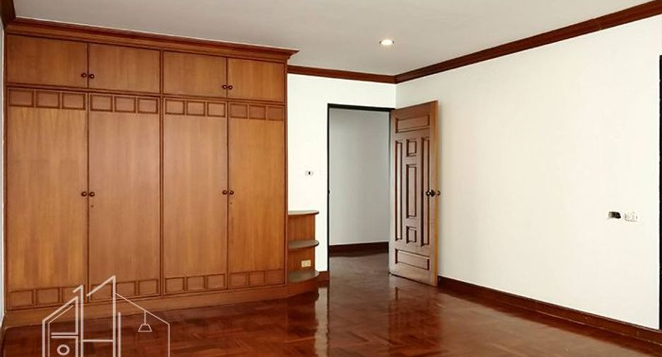 For rent 3 bedrooms apartment in Khlong Toei, Bangkok