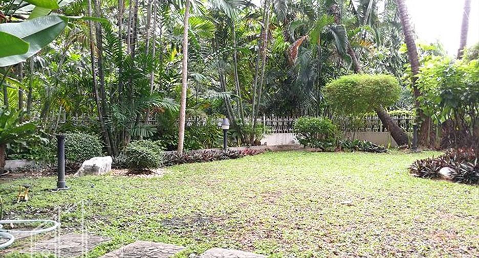 For rent 3 bedrooms apartment in Khlong Toei, Bangkok