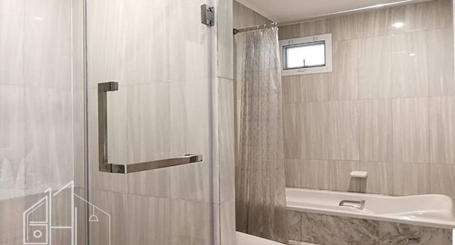 For rent 4 bedrooms condo in Khlong Toei, Bangkok