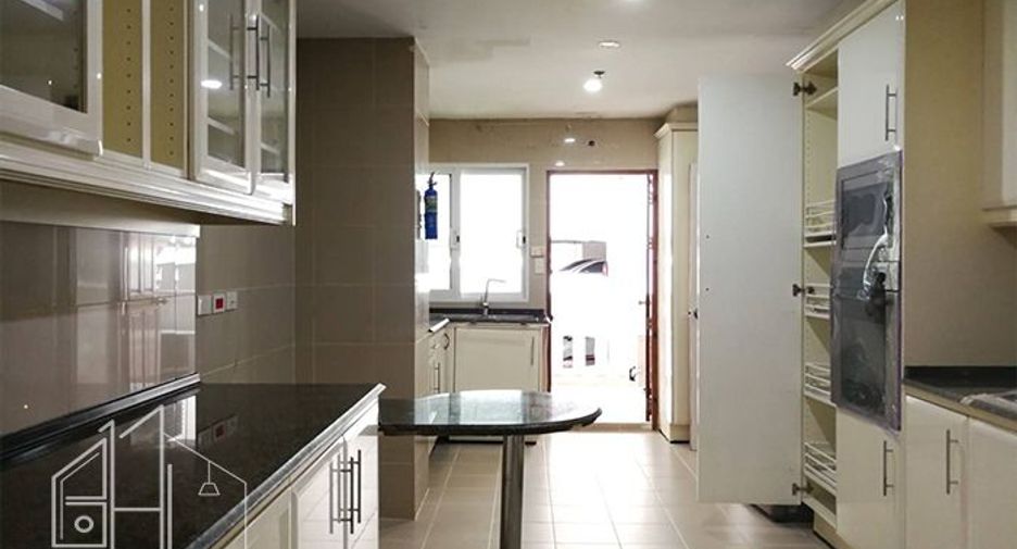 For rent 4 bedrooms condo in Khlong Toei, Bangkok