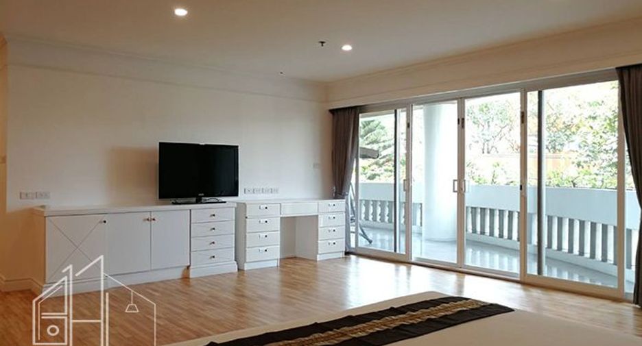 For rent 4 bedrooms condo in Khlong Toei, Bangkok