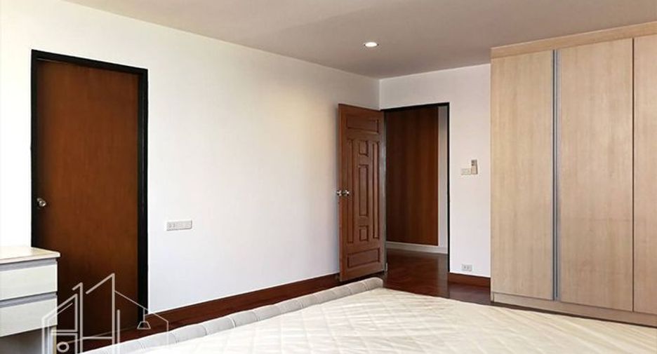 For rent 3 bedrooms condo in Khlong Toei, Bangkok