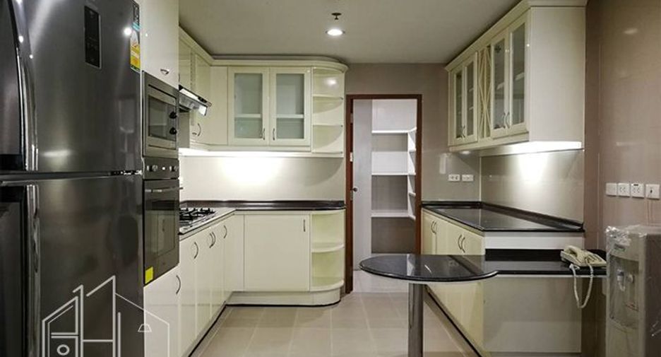 For rent 4 bedrooms apartment in Khlong Toei, Bangkok