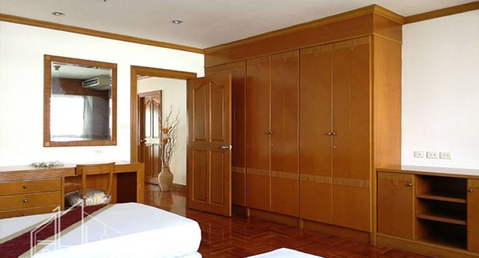 For rent 4 bedrooms apartment in Khlong Toei, Bangkok