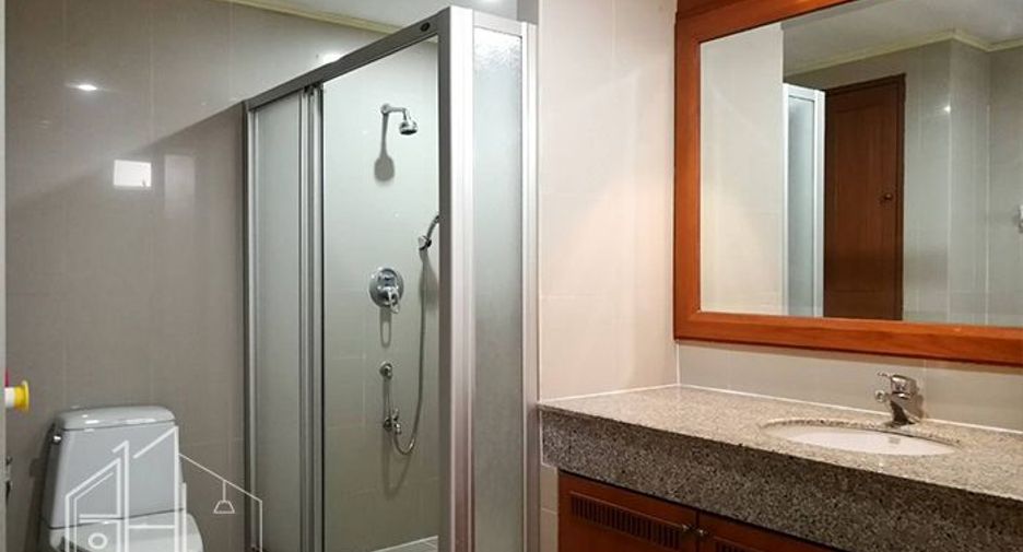For rent 4 bedrooms apartment in Khlong Toei, Bangkok