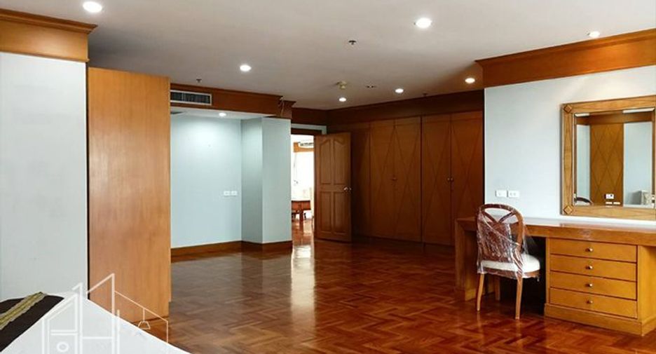 For rent 4 bedrooms apartment in Khlong Toei, Bangkok