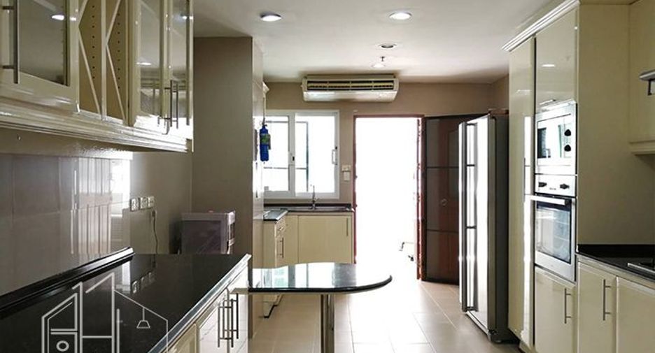 For rent 4 bedrooms condo in Khlong Toei, Bangkok