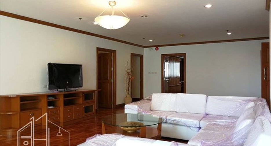 For rent 4 bedrooms condo in Khlong Toei, Bangkok