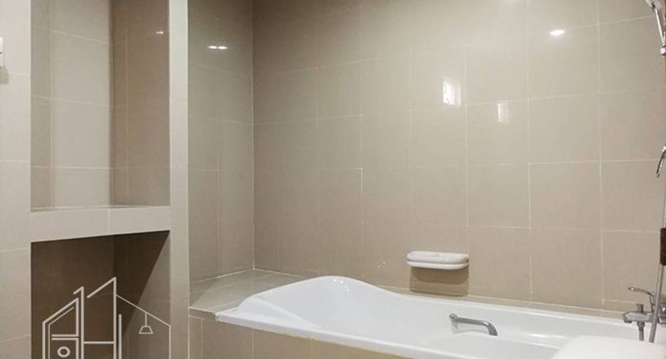 For rent 4 bedrooms condo in Khlong Toei, Bangkok