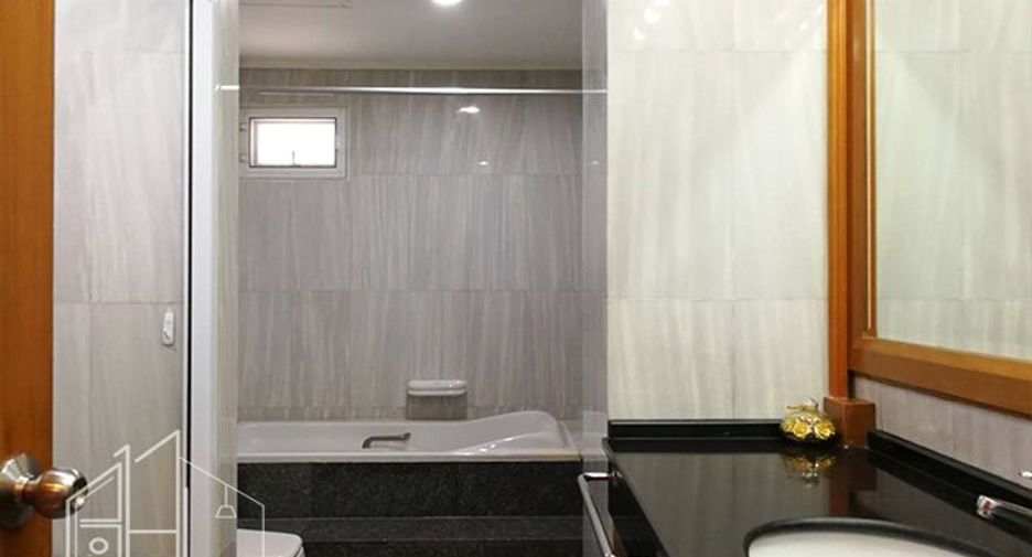 For rent 4 bedrooms condo in Khlong Toei, Bangkok