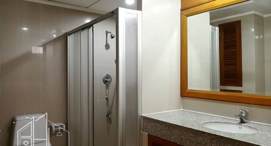 For rent 4 bedrooms condo in Khlong Toei, Bangkok