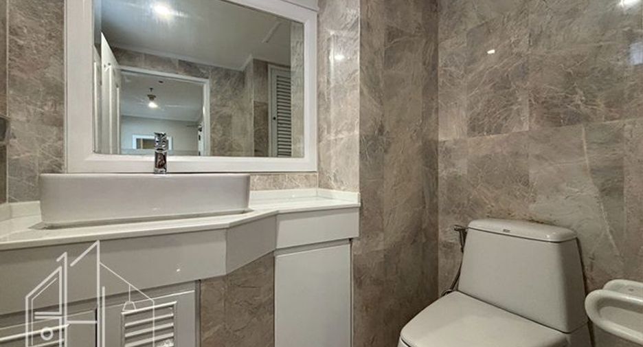 For rent 3 bedrooms condo in Khlong Toei, Bangkok