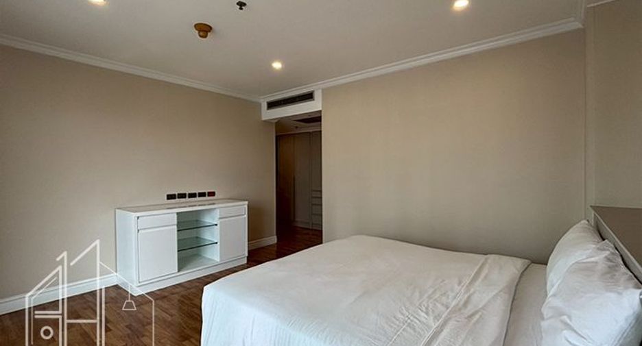 For rent 3 bedrooms condo in Khlong Toei, Bangkok