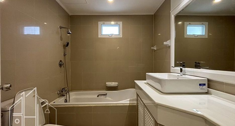 For rent 3 bedrooms condo in Khlong Toei, Bangkok