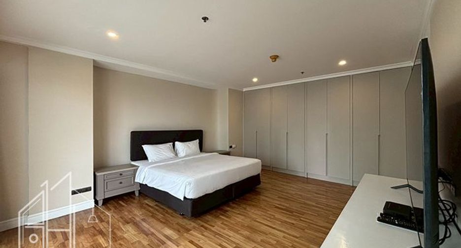 For rent 3 bedrooms condo in Khlong Toei, Bangkok