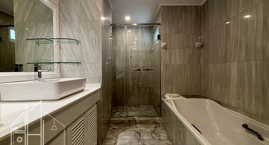 For rent 3 bedrooms condo in Khlong Toei, Bangkok