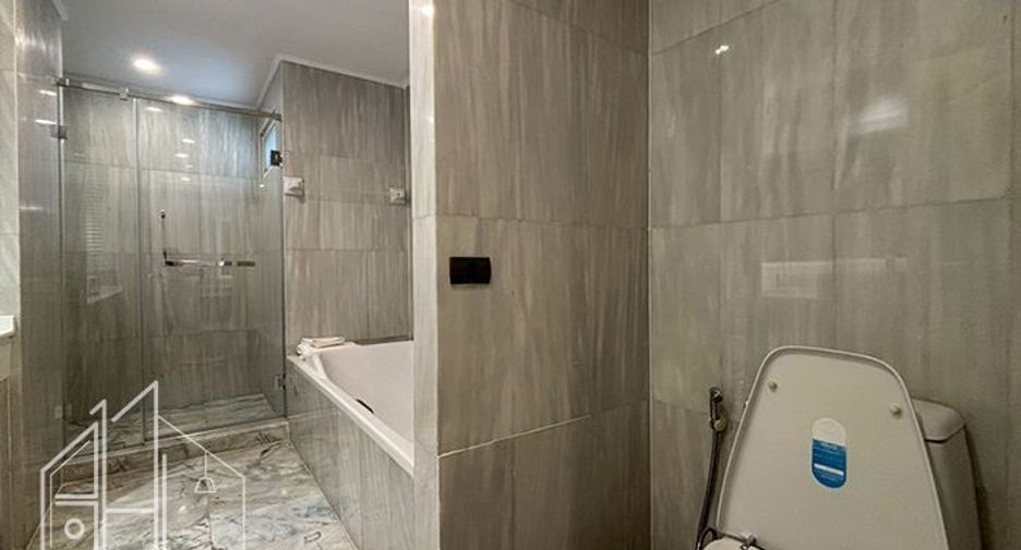 For rent 3 bedrooms condo in Khlong Toei, Bangkok