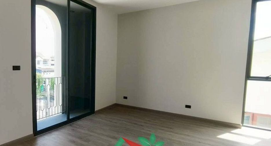 Casa adosada en venta de 4 habitaciones en Bang Sue, Bangkok