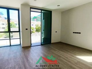 Casa adosada en venta de 4 habitaciones en Bang Sue, Bangkok