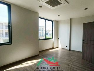 Casa adosada en venta de 4 habitaciones en Bang Sue, Bangkok