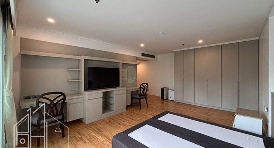 For rent 3 bedrooms condo in Khlong Toei, Bangkok
