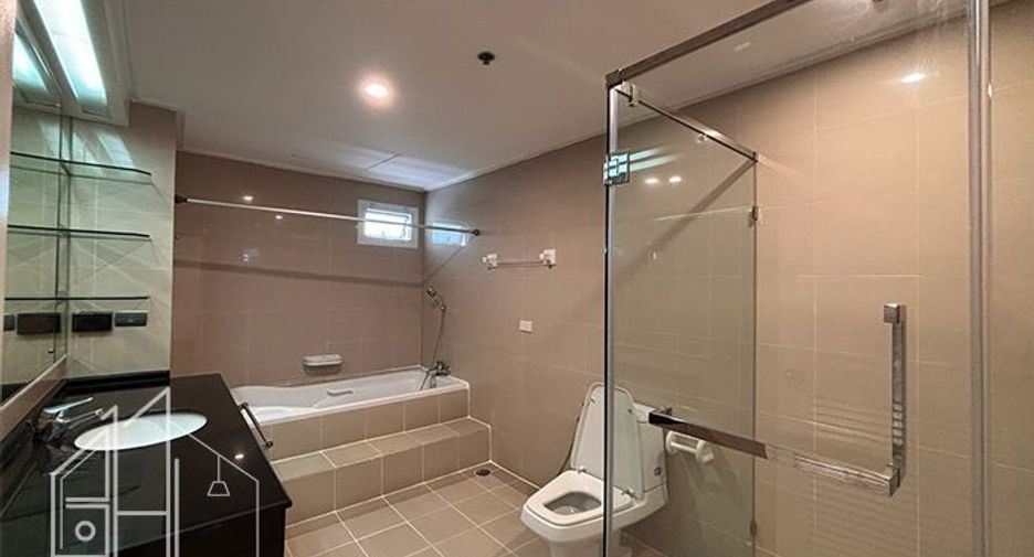 For rent 3 bedrooms condo in Khlong Toei, Bangkok