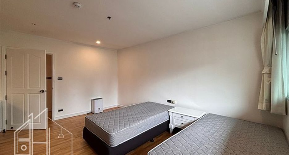 For rent 3 bedrooms condo in Khlong Toei, Bangkok