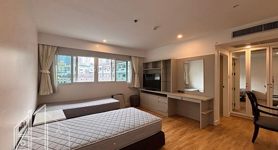 For rent 3 bedrooms condo in Khlong Toei, Bangkok