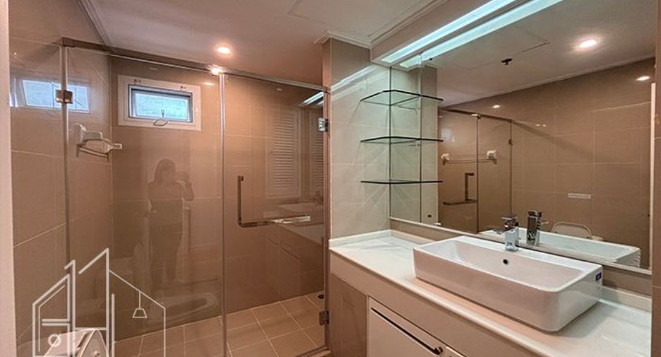 For rent 3 bedrooms condo in Khlong Toei, Bangkok