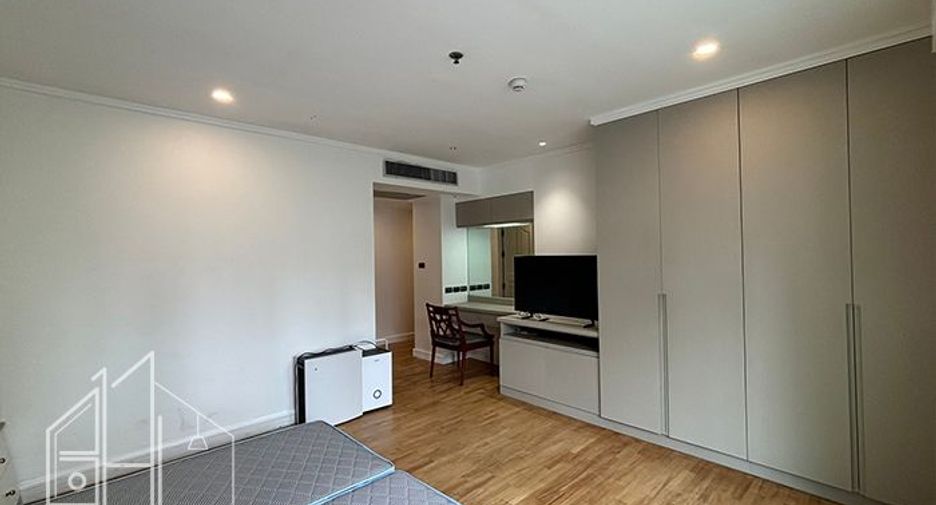 For rent 3 bedrooms condo in Khlong Toei, Bangkok