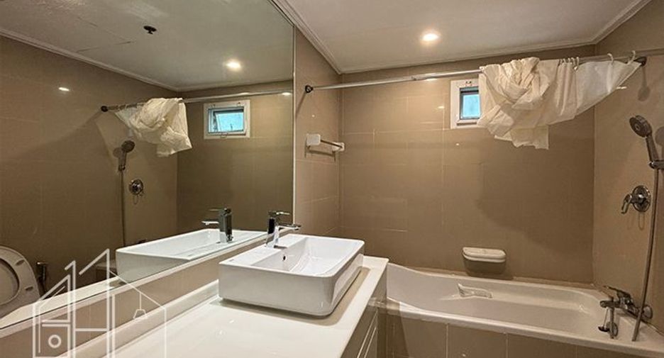 For rent 3 bedrooms condo in Khlong Toei, Bangkok