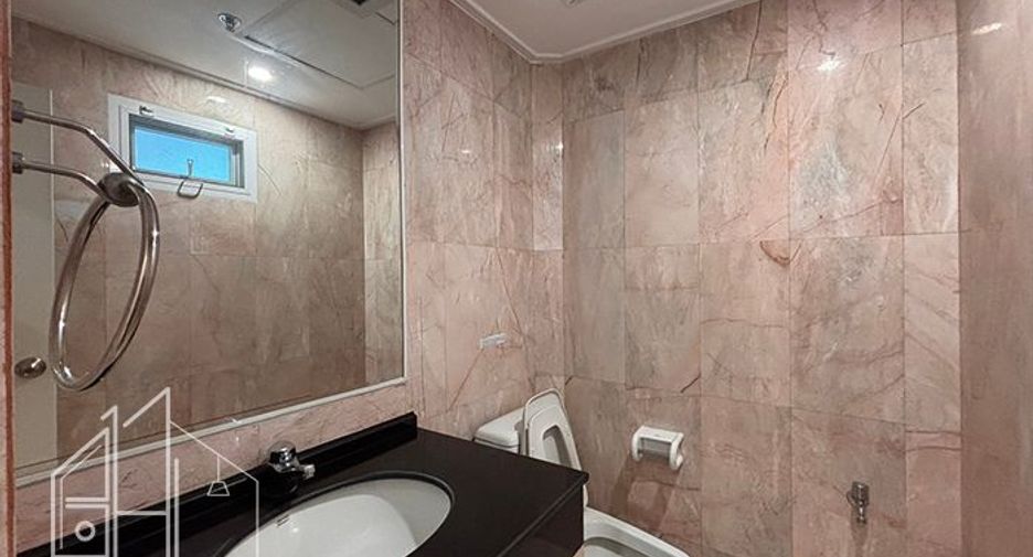 For rent 3 bedrooms condo in Khlong Toei, Bangkok