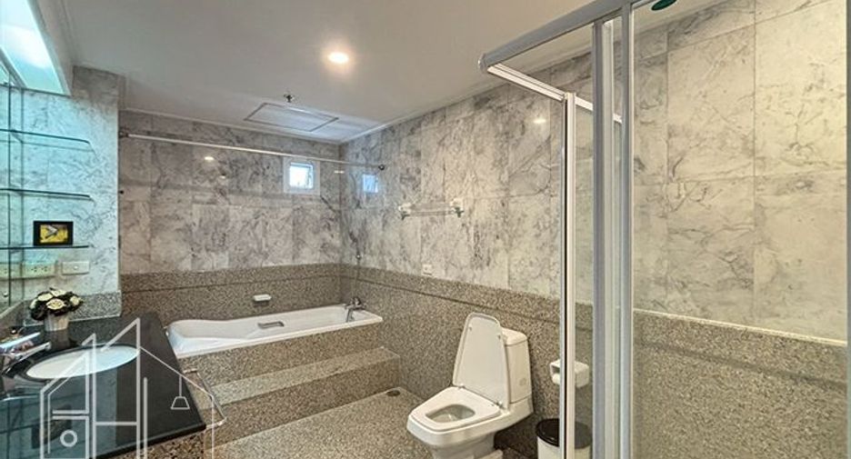 For rent 3 bedrooms apartment in Khlong Toei, Bangkok