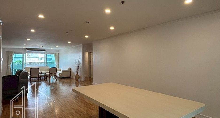 For rent 3 bedrooms apartment in Khlong Toei, Bangkok