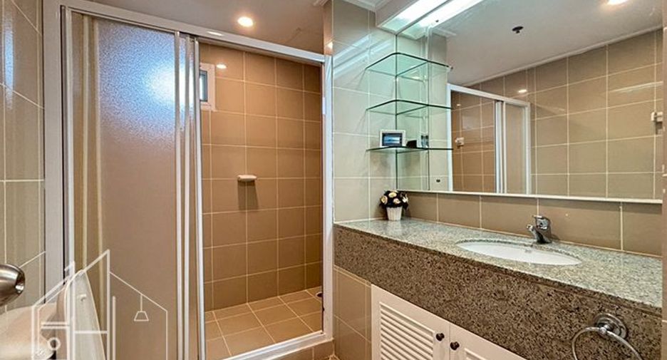 For rent 3 bedrooms apartment in Khlong Toei, Bangkok