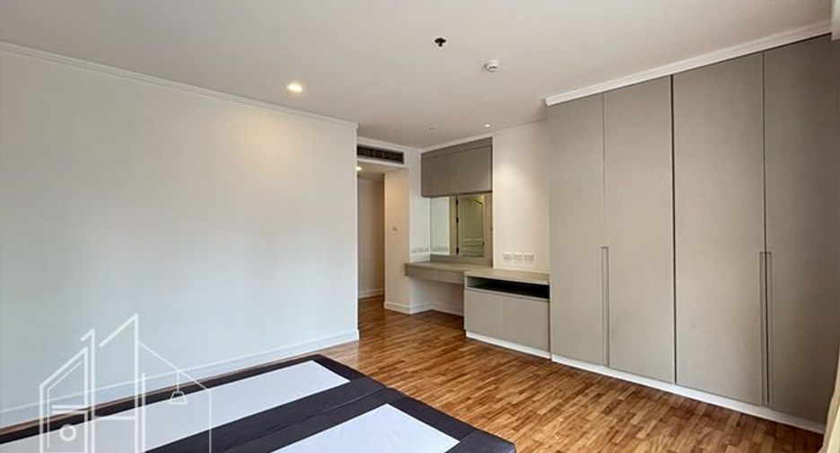 For rent 3 bedrooms apartment in Khlong Toei, Bangkok