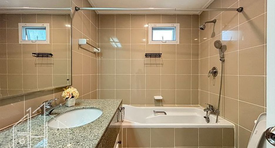 For rent 3 bedrooms apartment in Khlong Toei, Bangkok