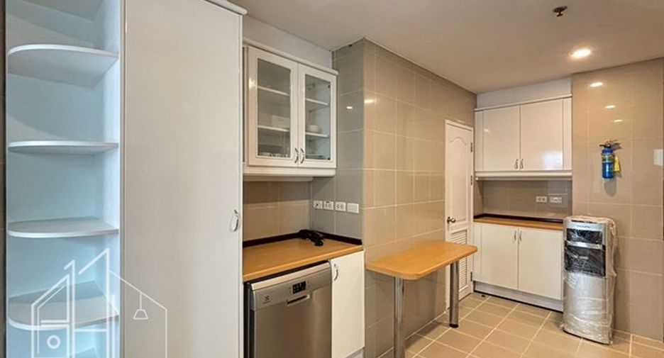For rent 3 bedrooms apartment in Khlong Toei, Bangkok