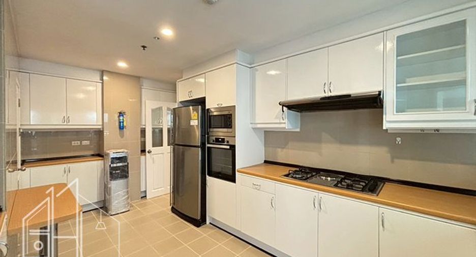 For rent 3 bedrooms apartment in Khlong Toei, Bangkok