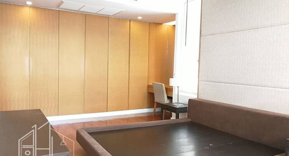 For rent 2 bedrooms apartment in Khlong Toei, Bangkok