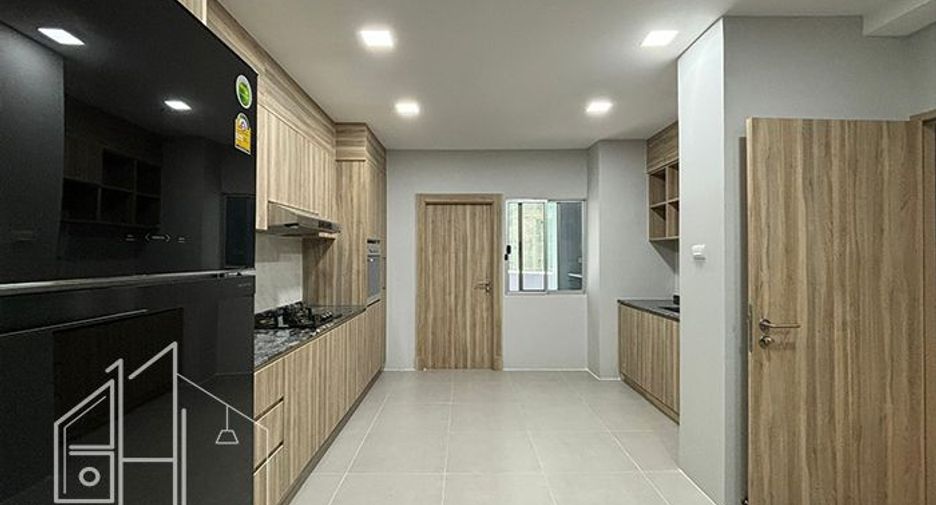 For rent 4 bedrooms apartment in Khlong Toei, Bangkok