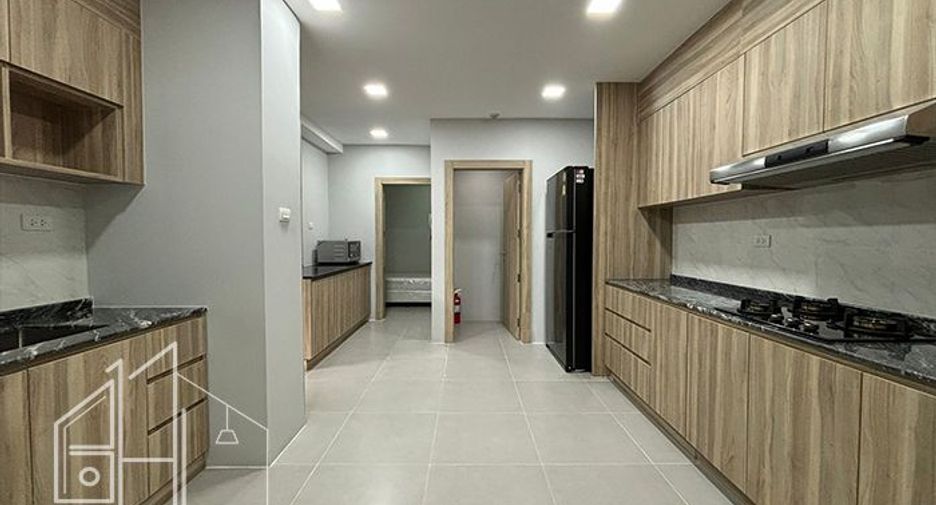 For rent 4 bedrooms apartment in Khlong Toei, Bangkok