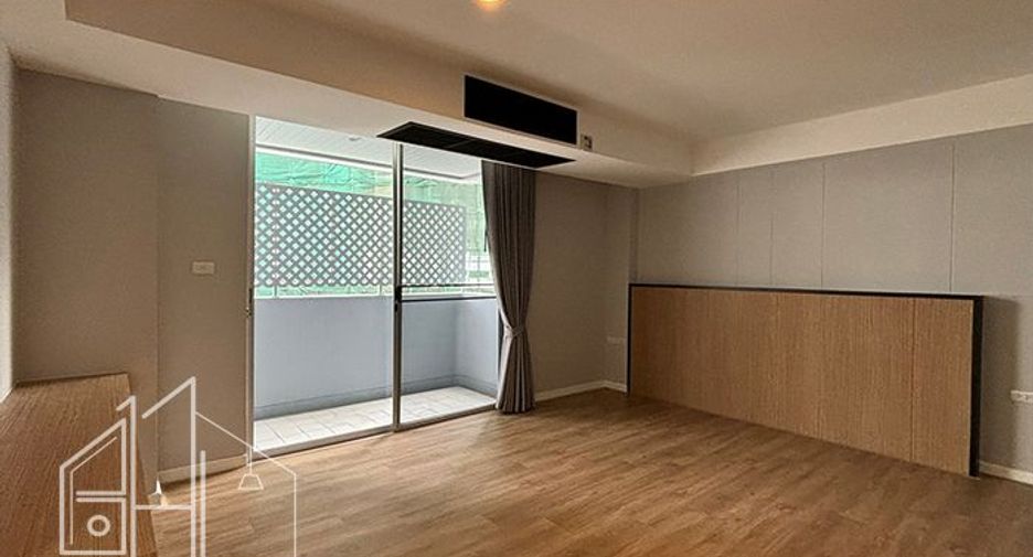 For rent 4 bedrooms apartment in Khlong Toei, Bangkok