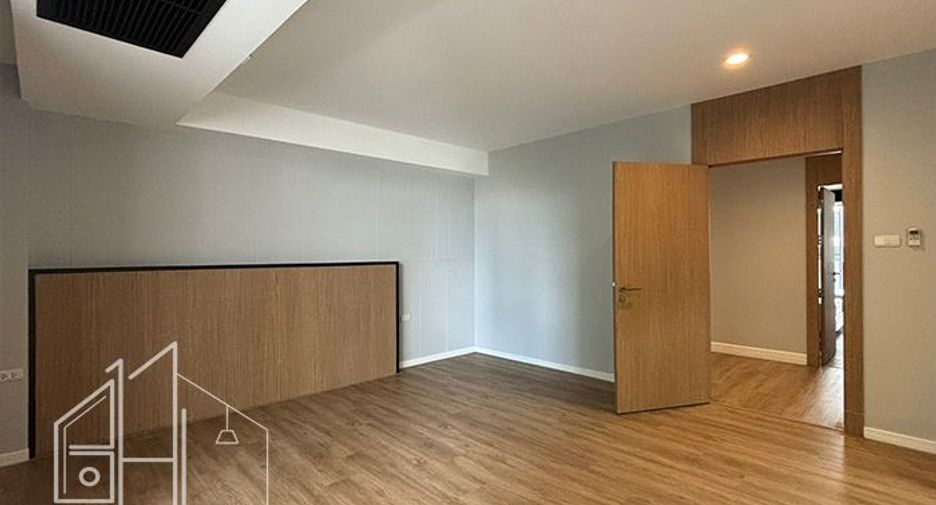 For rent 4 bedrooms apartment in Khlong Toei, Bangkok
