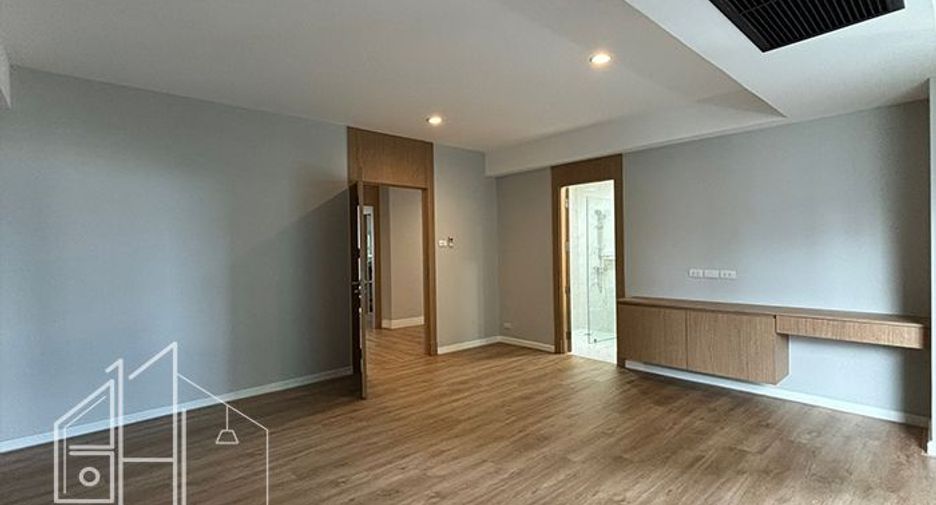For rent 4 bedrooms apartment in Khlong Toei, Bangkok