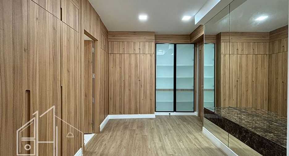 For rent 4 bedrooms apartment in Khlong Toei, Bangkok