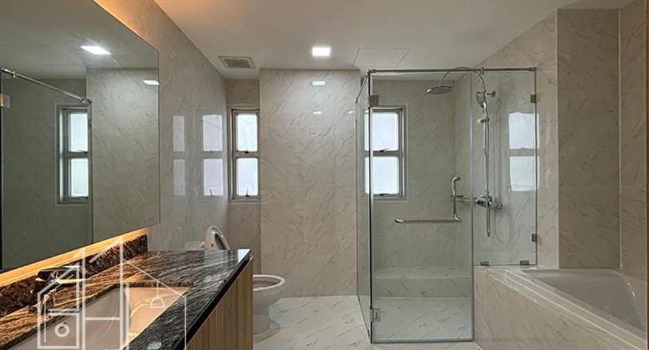 For rent 4 bedrooms apartment in Khlong Toei, Bangkok